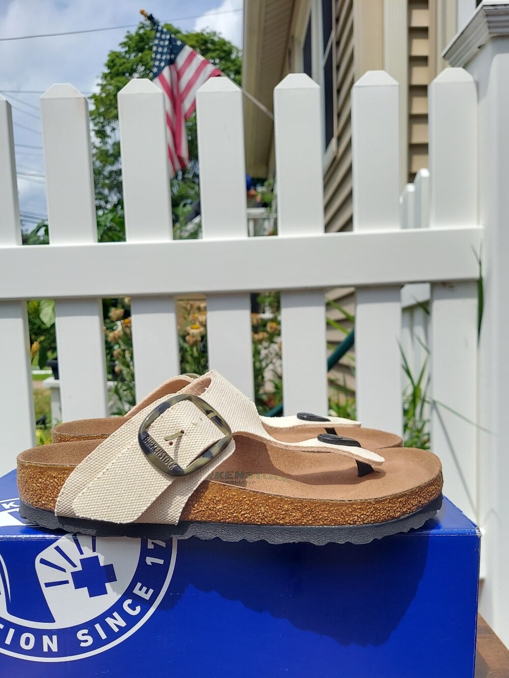 Birkenstock Gizeh Eggshell Big Buckle Rivet Logo Women Size 6 NWT Vacation